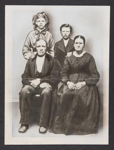 Ragnhild og Nils Gilderhus saman med to av borna sine. (Norsk Utvandrermuseum)