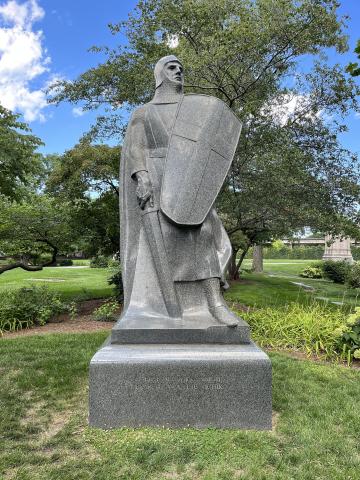 På grava til Victor Lawson står The Crusader (korsfararen), ein fire meter høg statue laga av Lorado Taft i 1931. (Anne Graham)