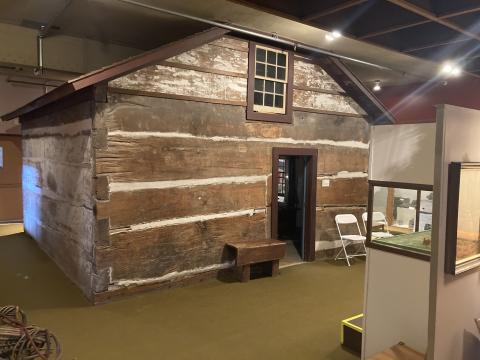 Erik Selland bygde dette huset av material frå berre eitt tre. Huset står i dag i utstillinga til det norskamerikanske museet Vesterheim i Decorah, Iowa. (Eirik Helleve)