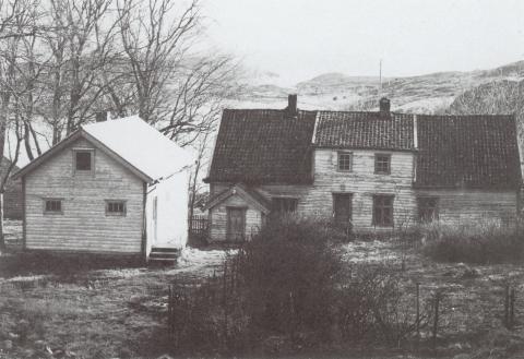 Det gamle våningshuset hadde pultark både på fram- og baksida.