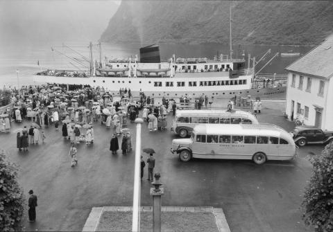 <p>MS &rdquo;Sognefjord&rdquo;&nbsp;&nbsp;til kai i H&oslash;yanger 1950-1952, eit typisk bilete av folkelivet p&aring; kaia n&aring;r sn&oslash;ggruta var framom i 1950-60-&aring;ra.&nbsp;</p>