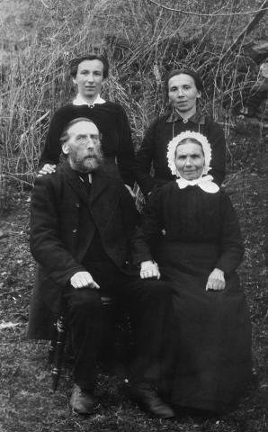 <p>Johannes Ottesen (1846-1937) og kona Brita Systad Ottesen (1840-1930) og 2 av d&oslash;trene, Hanna Ottesen (1880- 1952) og Maria Ottesen (1884-1972). Johannes var ordf&oslash;rar i Hyllestad 1894-1916, og l&aelig;rar i 54 &aring;r. Det er truleg ein omreisande fotograf som har teke biletet. Om far til Johannes, Otte Eliasen (1811-1895), fortel dei slik: Han kom roande i ein 6-&aelig;ring med alt han eigde, fr&aring; Stord. Han var innom alle vikar og bukter langs kysten. Etterkvart som han rodde...