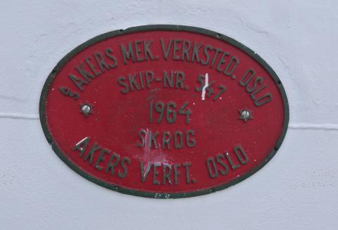 Byggnummer-plata på MS «Lofoten» er plassert forut på overbygningen. Det står: AS Akers Mek. Verksted. Oslo (-) Skip – nr. 547 (-) 1964 (-) Skrog (-) Akers Verft. Oslo.