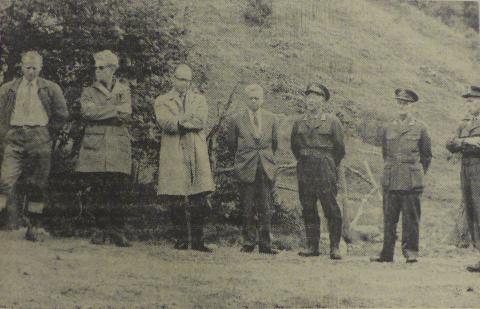 Foto i avisa Sogn og Fjordane i oppslag om avslutninga av vegarbeidet i Henjadalen, 12. august 1963. Kommuneteknikar Kaare Risnes står til venstre.