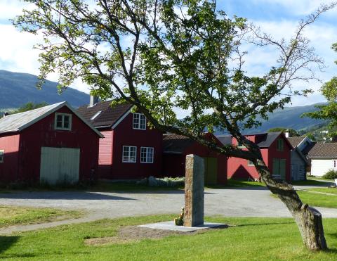 Minnesmerket står ved naustrekkja ikkje langt frå Kristianhus båtmotormuseum. Det vart avduka laurdag 20. august 2016.