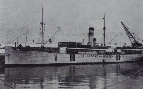DS «Skjerstad», Vesteraalske Dampskibsselskab, bygd 1925, frakta 499 lærarfangar frå Trondheim til Kirkenes. Båten var sertifisiert for 250 passasjerar. «Skjerstad» gjekk frå Trondheim 15. april og var framme i Kirkenes 28. april. 147 lærarfangar reiste med DS «Finmarken», som gjekk frå Trondheim noko seinare, og var framme i Kirkenes 11. mai.