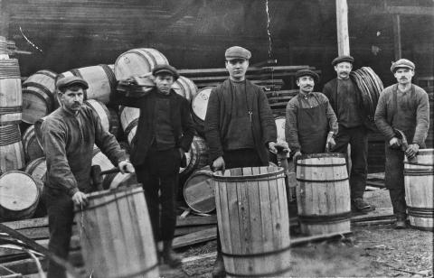 Frå ein bøkkarverkstad på Salbu i Hyllestad. Frå venstre: Ingvald Øen, Kristoffer
Haugsbakk, Edvard Bruåsdal, Lyder Giil, Nils Skauge og Edvard Hatlem.