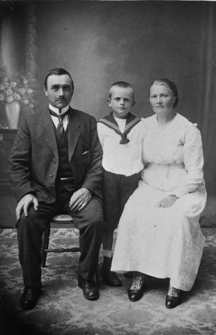 Jørgen Ryssdal saman med kona Kristine. Guten heiter Anton Quashniska. Han kom frå Austerrike, og budde hjå paret i to periodar.