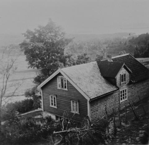 Gamlehuset i Varlia 1935. Biletet er teke ovanfor huset med havet og øyane i bakgrunnen. Huset vart fråflytta i 1978 og det vart bygd nytt hus i 1989.