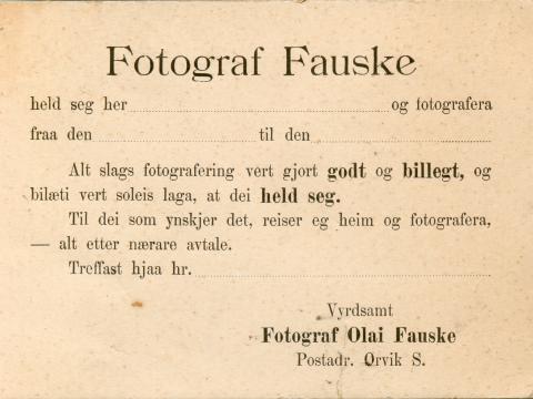 Slike reklamelappar la Fauske ut på sentrale stader når han var ute på fotooppdrag.