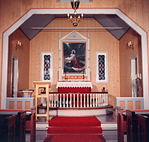 Koret i bedehuskapellet. Altertavla viser den knelande Kristus i Getsemane, og er måla i 1917 av Vilhelm Bjørknes frå Gulen. I koret er det også to smale, dekorerte vindauger. Døypefonten og lesepulten står til venstre og ein sjuarma lysestake lengst til høgre.