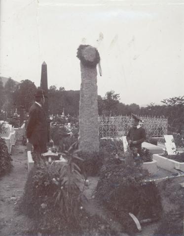 Bautasteinen på grava til Bolette Pavels Larsen i Bergen. Biletet er teke hausten 1905. Guten til venstre er Edward Mowinckel, ein nevø. Mannen er truleg ektefellen, bankfullmektig Ole Johan Larsen.