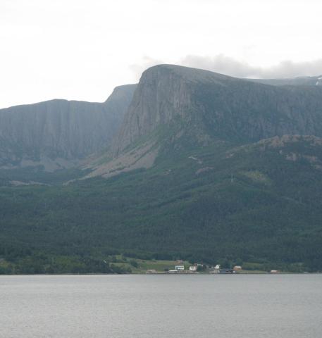 Det ligg ei overhendig stor urd nedanfor Trollfjellet.