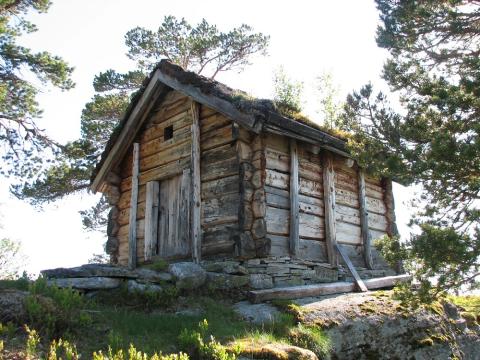 Vetestova ligg orientert vest-aust med døra i austenden. Det er gluggar i begge endane.