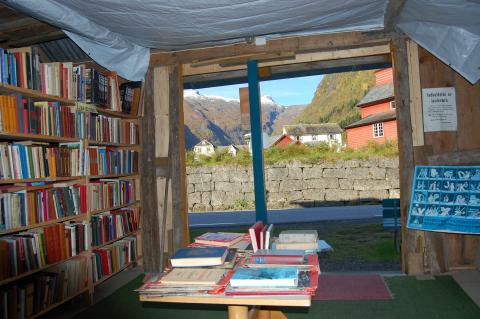 Natur og kultur: I Fjærland er kombinasjonen kraftfull. Omgjeve av fjord og fjell gjev Mundal ro og kontemplasjon for bokelskarar.