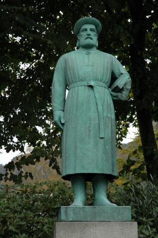 Ein kopi av Snorre-monumentet på Island var reist i Bergen 23. juni 1948. Det står framfor Bryggens Museum.