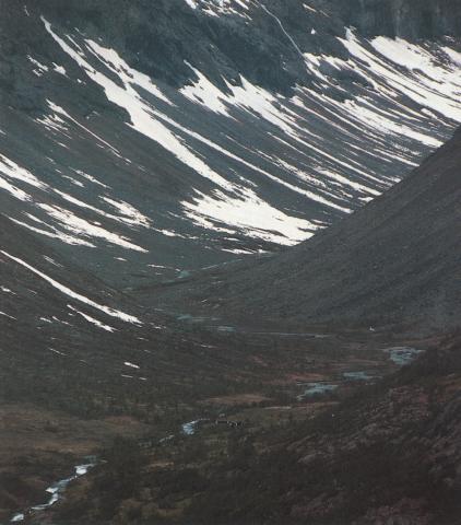 Stølsmaradalen med turisthytta i framgrunnen. Mara- (i Maradalen) tyder merr (hest).