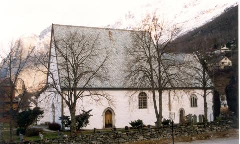 Vangen kyrkje i Aurland i 1980-åra. Grunnsteinen for kyrkja vart lagd 2. mai 1202, og det tok 80 år å reisa Sognedomen, som ho òg blir kalla. Lokalhistorikaren Anders Ohnstad meiner at mor til kong Sverre kom frå Aurland. Ho heitte Gunhild Sultan, som tyder Gunhild på eller frå Sult. Onstad heitte den gongen Sult. Sverre, som var prestelærd, kan såleis ha medverka til at kyrkja vart bygd. Sverre døydde knapt to månader før grunnsteinen vart lagd ned.