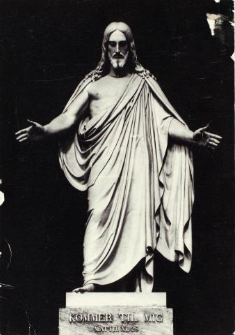 Thorvaldsens Kristusfigur i Vor Frue Kirke, København, på postkort. På postamentet står: Kommer til mig - Matth. XI.28. Bak på kortet står: (..) Christ. 1821. Marble [marmor] (..).