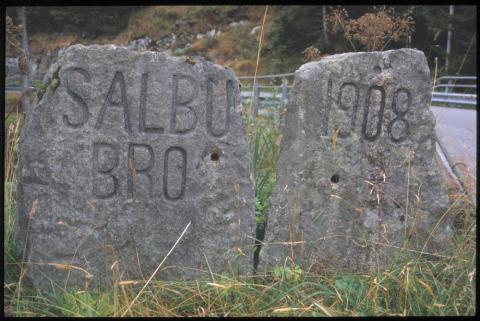 Steinane ved søre enden av brua fortel  namn og byggjeår:  " Salbu bro" og "1908".