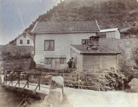 Erik Øvrebø busette seg i Marifjøra kring 1900. Han fekk bygsla eit lite jordstykke i Marifjøra Almenning. Han betalte årleg leige, utsvar. Han bygde bustadhuset like før århundreskiftet, og sette opp smia i 1903. Husa vart rivne i 1970-åra for å gje plass til ny veg opp på øvre Marifjøra.