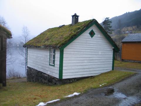 Skulehuset sett mot andre sida, - vindauga i lærarrommet. Skulestova hadde ikkje vindauga på langveggene.