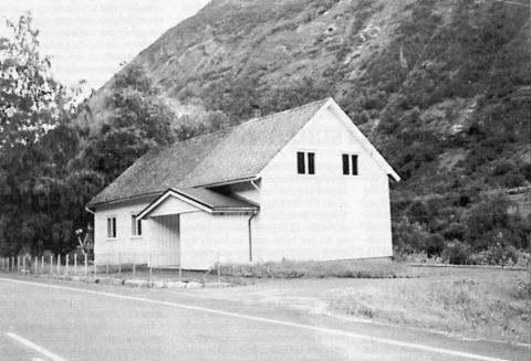 Huset i 2001. Legg merke til skilnaden på skifertaket i vestenden (venstre) og austenden (påbygg kring 1970.)