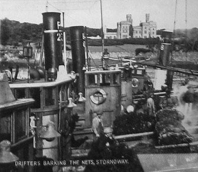 "Drifters barking their nets". Bilete og tekst i utstillingsmonter på museet i Stornoway, Hebridene. Fiskarane held på å barka garna sine.