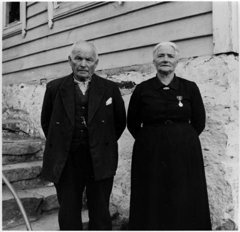 Bertha Nes og mannen, Lars Nes, fotograferte i 1942. Bertha ber fortenestemedaljen på brystet.