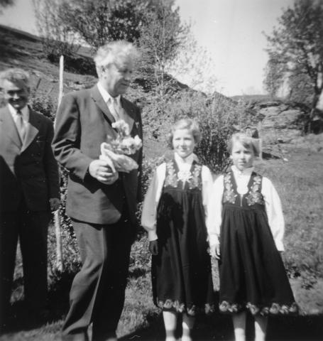 President Asgeir Asgeirsson med blomen han fekk av jentene Solveig og Dagmar. Det var ikkje planlagt at presidentfølgjet skulle koma i land og difor måtte det improviserast. Dei tydde til ei potteplante som blomehelsing.