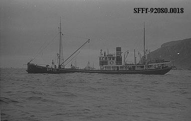 Islandsfararen i 1949, "Eystein", også kalla Gamle Svarten, tilhøyrde reiarlaget L.A. Sjong i Måløy. Dette biletet av båten fullasta med sild skal vera teke 29. januar 1954. Båten vart bygd i Bergen i 1901. Den blei forlenga få år etter og på ny i 1937. Båten blei sterkt skadd Måløyraidet i 1941, men likevel sett i stand att. Dampmaskinen vart skifta ut med oljemotor i 1947. "Eystein" forliste og sokk 23. januar 1962.