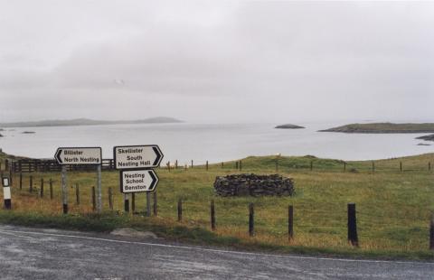 Vegskilt med stadnamn som har rot i den norrøne rettsordninga på øya Mainland, North Nesting, Nesting Hall, Nesting School.