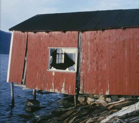 Ei sjøbu i Leirpollen ber ennå merke etter  raset i 1998.