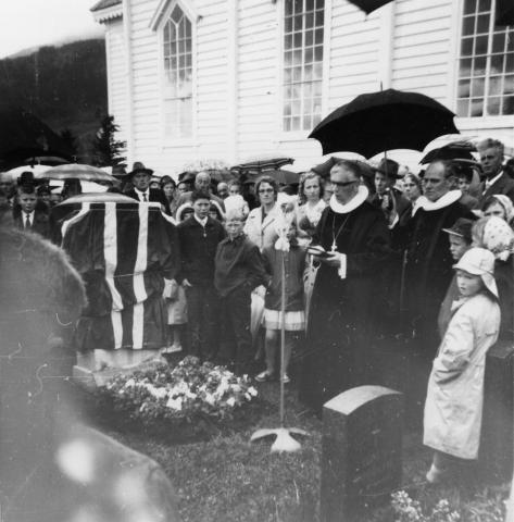 Frå avdukinga 3. juni 1962. Nyleg avgådde biskop Ragnvald Indrebø heldt avdukingstalen.