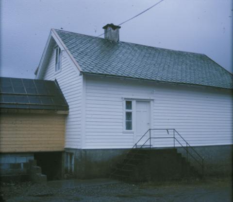 Restaureringa av Skor gamle skule er i full gang. Huset er nymåla og har fått eit nytt tilbygg mot aust.