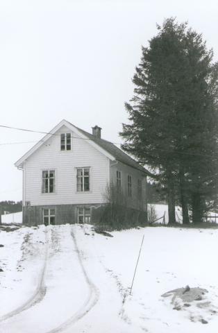 Skor var eigen skulekrins til og med skuleåret 1964/65. Skulehuset stod klart til skulebruk frå skuleåret 1910/11. Byggmeister var Andreas Gjertsen.