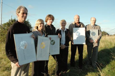 Frå overrekkinga av Vakre Vegars pris 2006 på Værlandet-Bulandet. Frå venstre: 1) Bjørn Andresen (planleggjar), 2) Guro Steine (landskapsarkitekt Asplan), 3) ?, 4) Liv Signe Navarsete (samferdsleminister), 5) Aril Hanekamhaug (prosjektleiar) og 6) Olav Søfteland (vegdirektør).