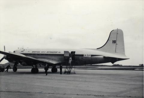 Dei reiste frå Vigra, Ålesund, med eit Braathen-fly <i>til</i> Island (på biletet) og heimatt med eit Loftleidir-fly.