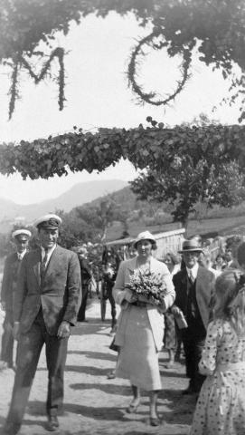 Mottaking i Amla (Kaupanger), tysdag 6. juni 1933. Det var laga til  æresportal med bokstavane M og O i grønt. Ordføraren i Sogndal, Ivar Skjeldestad, helsa og ynskte velkomen til bygda. Kronprinsparet var gjester hjå Hans H.H. Heiberg. Kronprins Olav og Heiberg var studiekameratar frå Oslo. Til høgre for kronprinsparet Gjert F. Heiberg, far til Hans H.H. Heiberg.