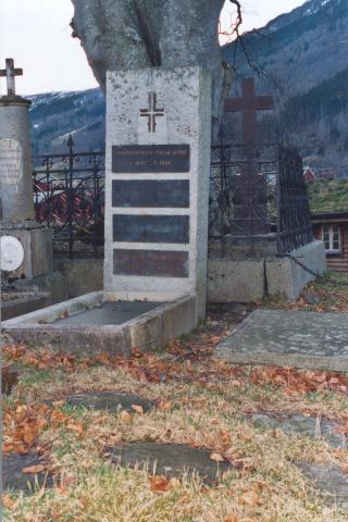 Familiegrava Lunde på kyrkjegarden ved Hopperstad kyrkje.