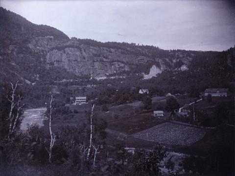 Årøy kring 1910. Huset midt på biletet vart bygd i 1906 av engelskmannen oberst Hargreaves og stod heilt til 1966. Det var i 1901 Charles Thomas-Stanford fiska her og klepparen hans mislukkast.