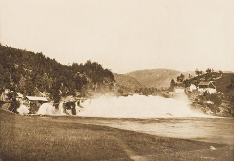 "Fos at Osen" står som bilettekst til dette biletet i engelskutgåva av Charles Thomas-Stanford si bok <i>A river of Norway</i> (1903).