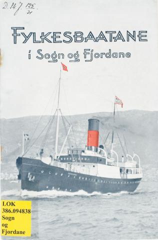 DS "Nordfjord 1" i full fart på fjorden. Fylkesbaatane kjøpte båten ny i 1915 og hadde den i drift til 1961. Eit raudt band rundt skorsteinen og raud flagg med blå kross har vore Fylkesbaatane sine merke frå starten i 1858.