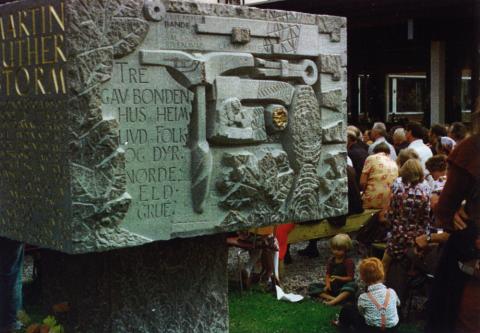 Frå avdukingsdagen, søndag 20. august 1978. I 2008, tretti år etter, har steinen vorte mørkrare og gullfargen i bokstavane vorte redusert.