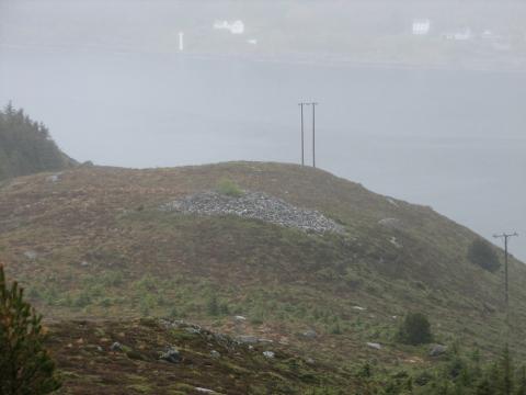 Røysa sett frå bakkane vest for røysa. Ulvesundet og fastlandet låg gøymt av tjukk skodde då biletet blei teke.