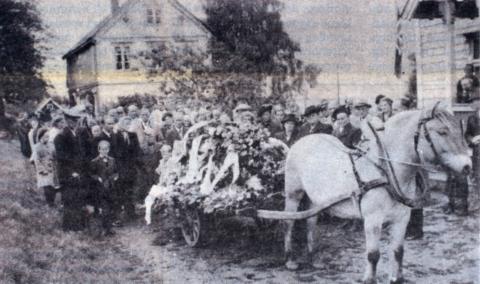 Gravferdsfylgje i tunet på Holmøy 1949.