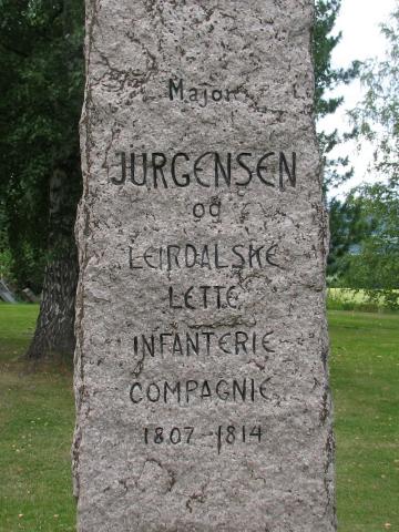 Innskrifta. På baksida er innhogge: Reist 1931. Merknad: Steinen vart reist i 1932.