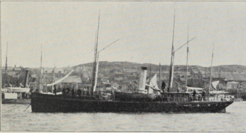 «Oploddingsdampskibet», SDS «Hansteen» oppankra på Tromsø hamn 1894. «Hansteen» vart avlevert frå Nyland mek. Verksted til Norges geografiske oppmåling (NGO) våren 1867, og var eit av dei fyrste jerndampskipa bygde i Norge. «Hansteen» var også rigga og utstyrt for seglføring.