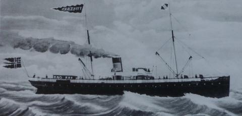 DS «Fiskeren», bygd 1884 ved Stavanger Støberi & Dok, for Soggendals Dampskibsselskab, Sogndal i Dalane, Rogaland. Kjøpt av Vesteraalens Dampskibsselskab (VDS), Stokmarknes, 1887, og sett inn i kystrute Senja/Vesterålen/Lofoten – Bergen. Grunnstøytte ved Stabben fyr, Sogn og Fjordane, natt til 26. september 1890. Vraket heva 1892, og reparert i Bergen 1893-1895. Målarstykket viser «Fiskeren» i VDS-tida; VDS-vimpel i masta forut, og VDS sin skorstein, blått felt avgrensa av kvite felt på svart botn.