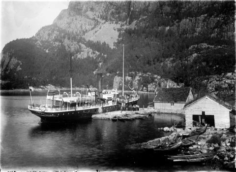 DS "Kommandøren" (1891-1945), til kai på Kjelkenes, Bremanger, kring år 1910.